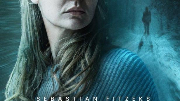 Das Filmplakat für „Der Heimweg“ zeigt eine Frau und eine dunkle Gestalt im Hintergrund.