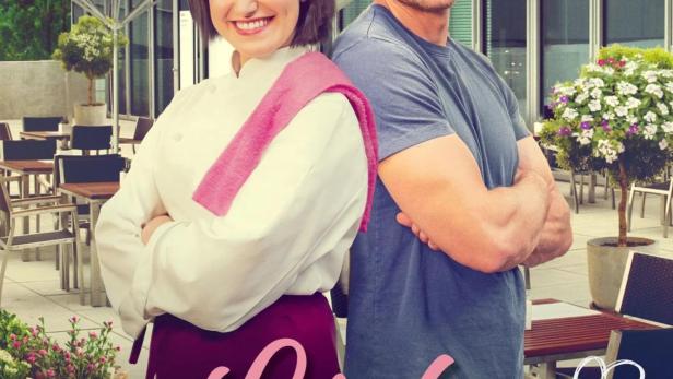 Ein Koch und ein Mann stehen vor einem Restaurant, im Vordergrund der Titel „Liebe heiß serviert“.