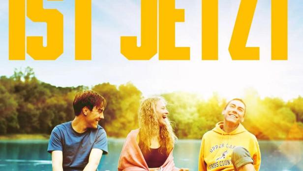 Das Filmplakat für „Leben ist jetzt“ zeigt drei junge Leute am See.