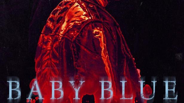 Ein Mann mit Sonnenbrille und blutverschmiertem Gesicht auf dem Filmplakat zu „Baby Blue“.