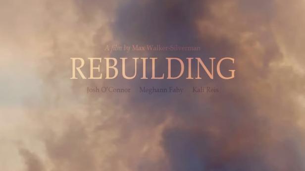 Das Filmplakat für „Rebuilding“ zeigt Rauchwolken über einer hügeligen Landschaft.