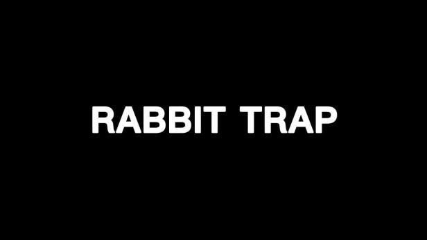 Der Schriftzug „Rabbit Trap“ in weißer Schrift auf schwarzem Hintergrund.
