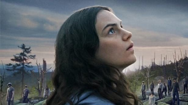 Das Filmplakat für „Jupiter“ zeigt eine Frau, die in den Sternenhimmel blickt.