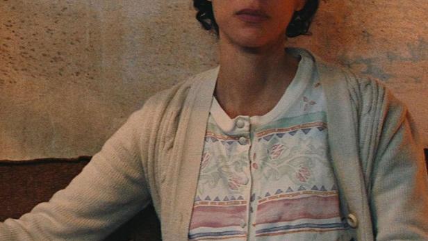 Eine Frau umarmt ein Kind auf dem Filmplakat zu „All That's Left Of You“.