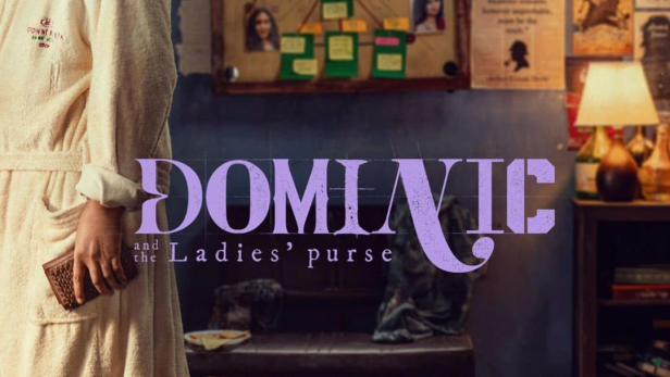 Ein Mann im Bademantel geht an einem Schreibtisch mit Fotos und Notizen vorbei.