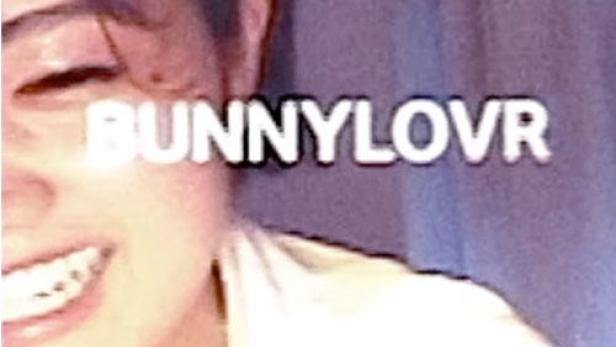 Eine lächelnde Person mit dem Schriftzug „BUNNYLOVR“ im Bild.