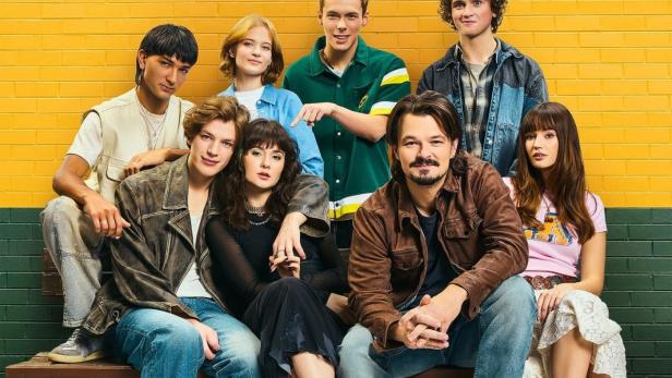 Das Filmplakat für „Piep*rzyć Mickiewicza 2“ zeigt die Besetzung vor einem gelben Hintergrund.