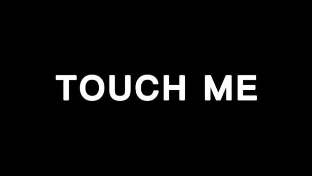 Der Text „Touch Me“ in weißer Schrift auf schwarzem Hintergrund.