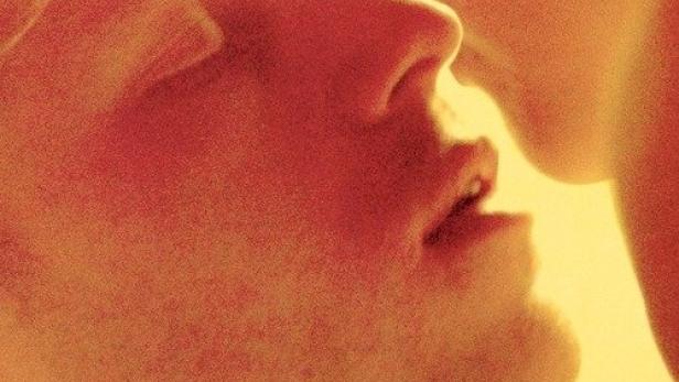 Das Filmplakat für „Sauna“ zeigt zwei sich nahestehende Gesichter.