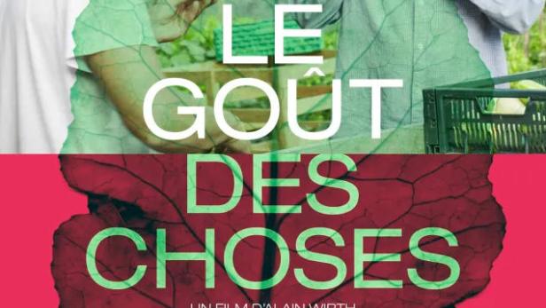 Das Filmplakat für „Le Goût des Choses“ zeigt zwei Männer, die im Garten Obst essen.