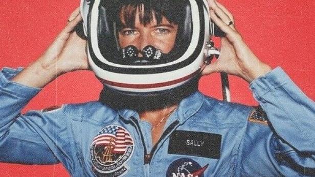 Das Filmplakat für „Sally“ zeigt eine Astronautin mit Helm vor rotem Hintergrund.