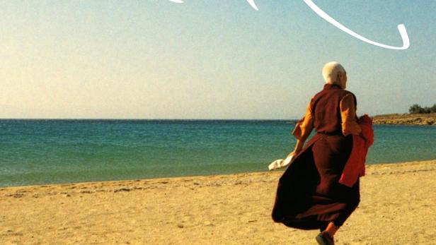 Eine buddhistische Nonne rennt am Strand entlang, der Titel „Mola“ ist im Himmel zu sehen.