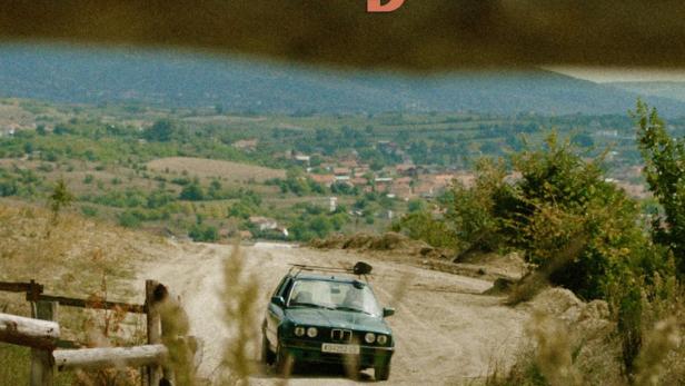 Das Filmplakat für „Everybody Calls Redjo“ zeigt ein Auto auf einer Landstraße.