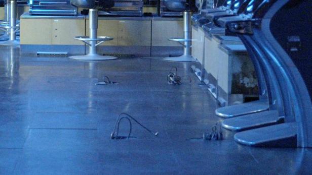 Eine Reihe von Spielautomaten in einem Casino.