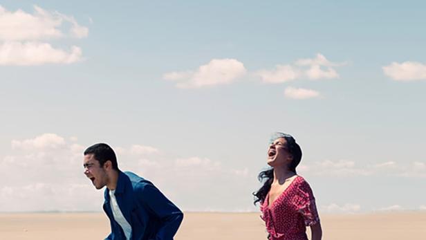 Ein Mann und eine Frau stehen in der Wüste und schreien, im Hintergrund der Titel „Tunis-Djerba“.