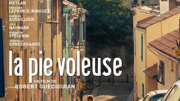 Das Filmplakat für „La Pie Voleuse“ zeigt eine Frau, die eine Straße in Marseille entlanggeht.
