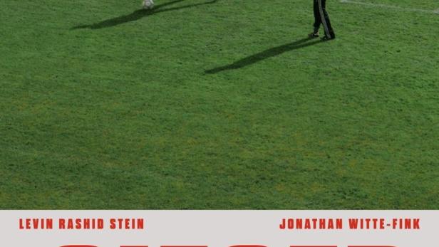 Das Filmplakat für „Sieger“ zeigt Levin Rashid Stein und Jonathan Witte-Fink auf einem Fußballfeld.