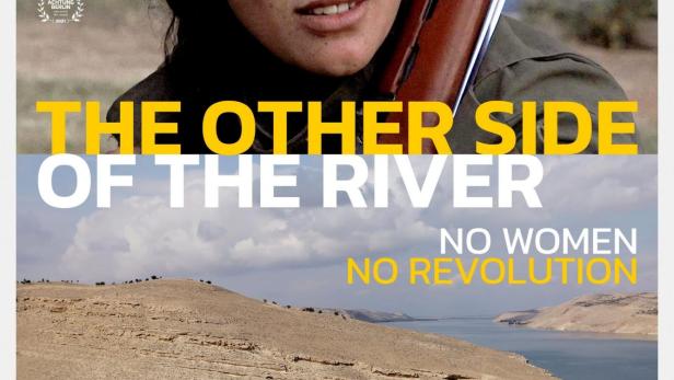 Das Filmplakat für „The Other Side of the River“ zeigt eine Frau mit einem Gewehr vor einer Flusslandschaft.