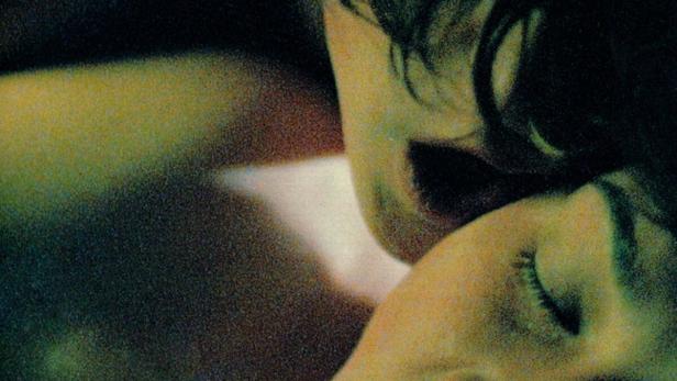 Das Filmplakat für „Auftauchen“ von Felicitas Korn zeigt zwei sich umarmende Personen.