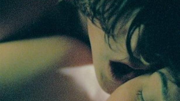 Das Filmplakat für „Auftauchen“ von Felicitas Korn zeigt zwei sich umarmende Personen.