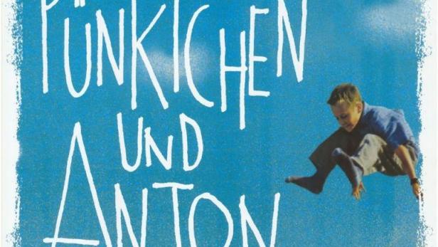 Das Filmplakat für „Pünktchen und Anton“ zeigt zwei Kinder, die vor blauem Himmel springen.