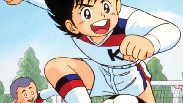 Ein junger Fußballspieler im Trikot der Kickers dribbelt den Ball.