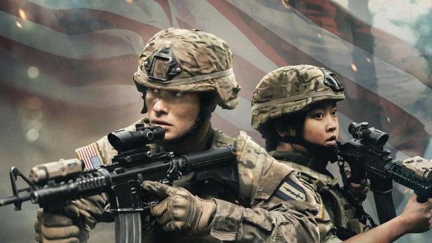 Das Filmplakat für „Valiant One“ zeigt zwei Soldaten vor einer amerikanischen Flagge.