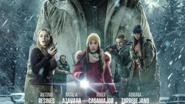 Das Filmplakat für „Mikaela“ zeigt eine Gruppe von Personen in einer verschneiten Umgebung.