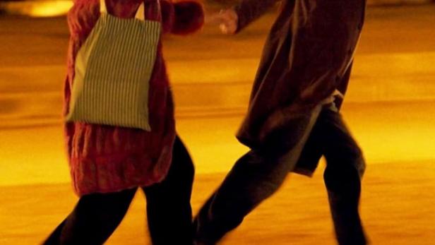 Das Filmplakat für „Alterlove“ zeigt ein Paar, das in der Nacht zusammenläuft.