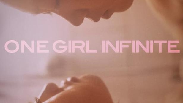Das Filmplakat für „One Girl Infinite“ zeigt zwei Frauen in sanftem Licht.