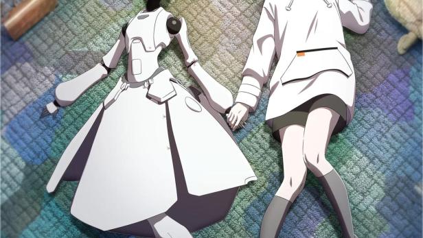 Ein Mädchen liegt neben einem Roboter auf einem Teppich mit Spielsachen.