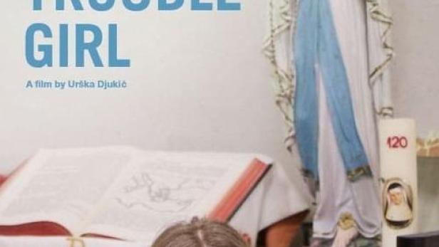 Das Filmplakat für „Little Trouble Girl“ zeigt ein Mädchen vor einer Marienstatue und einem aufgeschlagenen Buch.