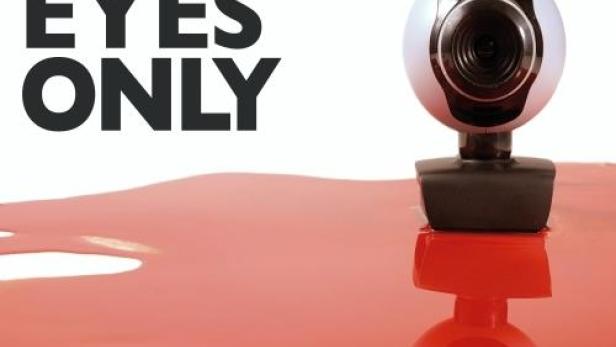 Das Filmplakat für „For No Eyes Only“ zeigt eine Webcam auf einer roten, spiegelnden Oberfläche.