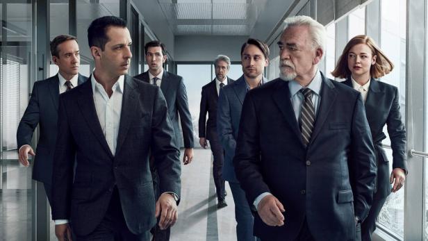 Die Familie Roy aus der Fernsehserie „Succession“ geht einen Flur entlang.
