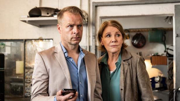 Marie Brand und Jürgen Simmel in einer Szene aus „Marie Brand und die tote Aupair“.