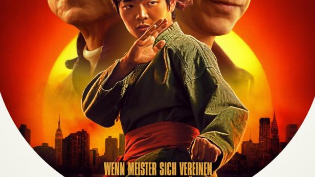 Das Filmplakat für „Karate Kid Legends“ zeigt Jackie Chan, Ben Wang und Ralph Macchio vor einer Skyline.