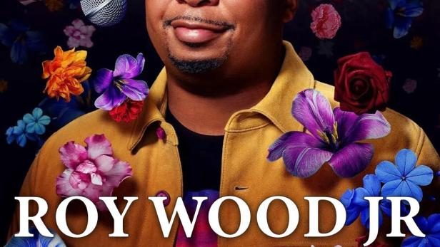 Das Cover von Roy Wood Jr.s Comedy-Special „Lonely Flowers“ zeigt den Comedian vor Blumen und Publikum.