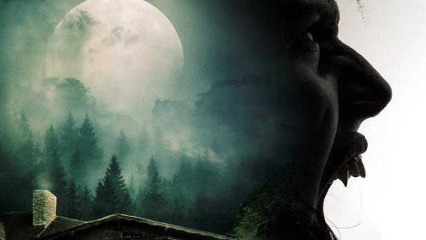 Das Filmplakat für „The Death That Awaits“ zeigt ein unheimliches Gesicht vor einer Hütte im Wald.