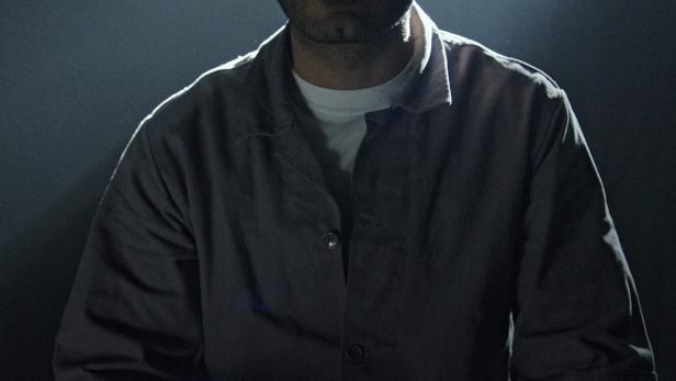 Ein Mann im grauen Anzug vor dem Filmtitel „Dayi 2“.