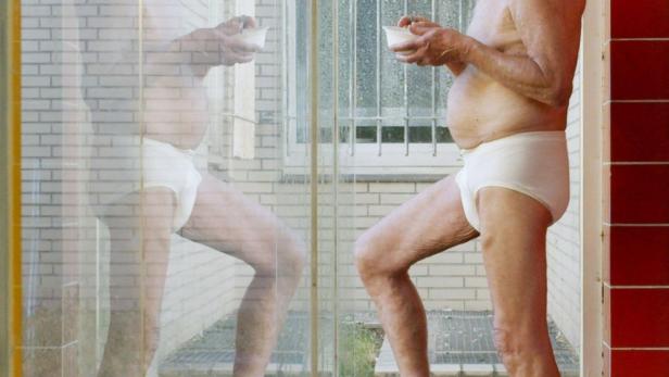 Das Filmplakat zu „Nonkonform“ zeigt einen älteren Mann in Unterwäsche.