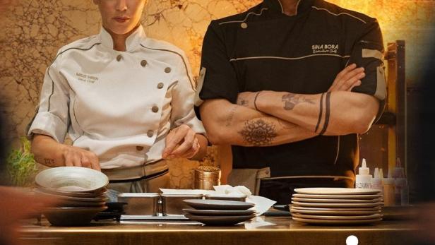 Das Filmplakat für „Umami“ zeigt Burak Deniz und Öykü Karayel in Kochkleidung.