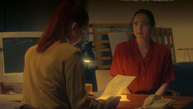 Das Filmplakat für „Fathom“ zeigt zwei Frauen an einem Schreibtisch.