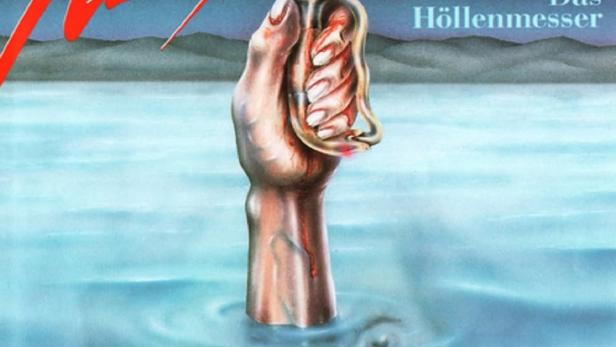 Das Filmplakat für „Satan's Blade“ zeigt eine Hand, die ein blutiges Messer aus dem Wasser hält.