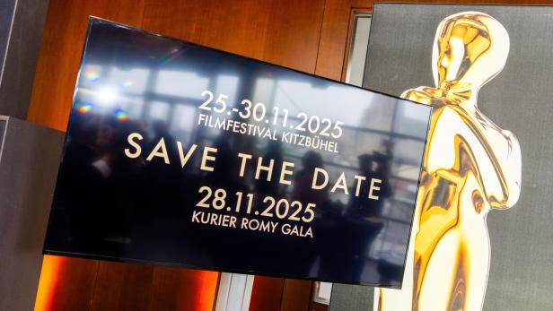 Ein Bildschirm kündigt das Filmfestival Kitzbühel 2025 und die Kurier Romy Gala an.