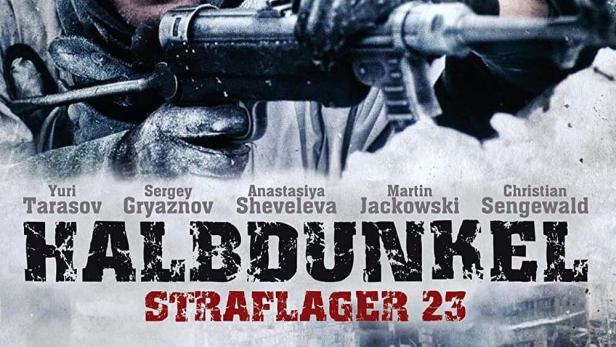Ein Soldat mit einer Waffe auf dem Filmplakat zu „Halbdunkel: Straflager 23“.