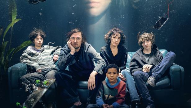Das Filmplakat für „Das Licht“ zeigt eine Familie unter Wasser, überlagert von einem Frauengesicht.