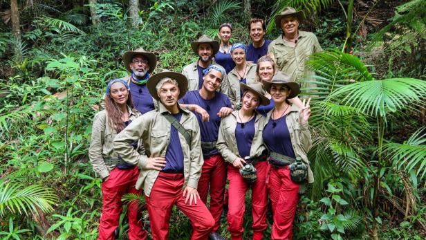 Eine Gruppe von Dschungelcamp-Teilnehmern posiert im Dschungel für ein Foto.