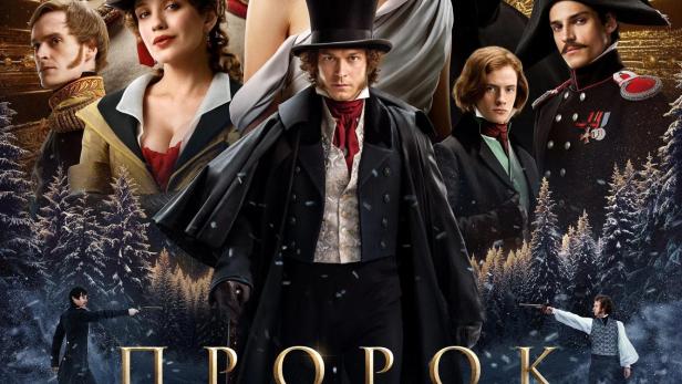 Das Filmplakat für „ПРОРОК. История Александра Пушкина“ zeigt mehrere Schauspieler in historischen Kostümen vor einer Winterlandschaft.