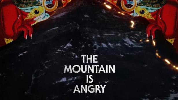 Das Filmplakat für „Everest Dark“ zeigt eine zornige Gottheit über einem Berg.