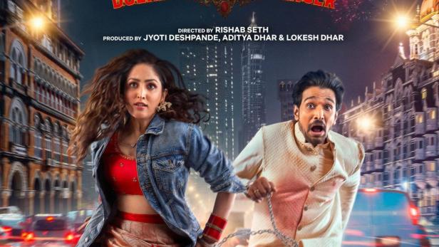 Ein Paar rennt in Hochzeitskleidung vor dem Hintergrund der Skyline von Mumbai, wie auf dem Filmplakat zu „Dhoom Dhaam“.